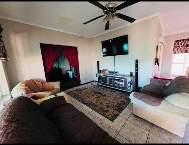 3 BEDROOM HOUSE FOR SALE IN RHODESFIELD